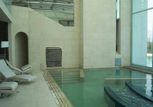 Облицовка бассейна и зоны отдыха выполнена керамической шамотной плиткой
