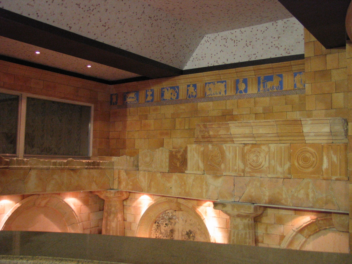 Стены зоны бассейна облицованы шамотной керамикой